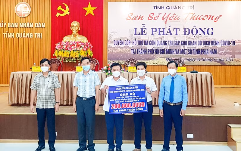 Lãnh đạo tỉnh Quảng Trị tiếp nhận ủng hộ từ các tổ chức, cá nhân tại buổi phát động.