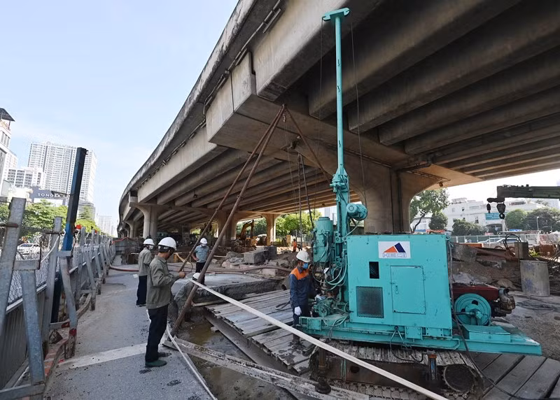 Các đơn vị thi công làm việc tại công trường xây dựng hầm chui Lê Văn Lương trong thời gian Hà Nội giãn cách xã hội. (Ảnh: Đăng Anh)