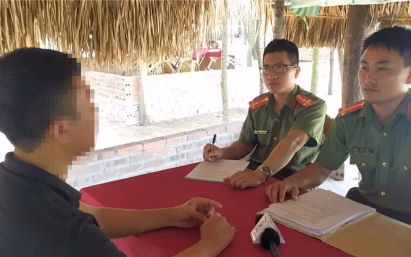 Một nạn nhân (áo đen, bên trái) bị lừa đảo bán sang Campuchia với lời hứa 'việc nhẹ, lương cao. (Ảnh minh họa. Nguồn: Bộ Công an)
