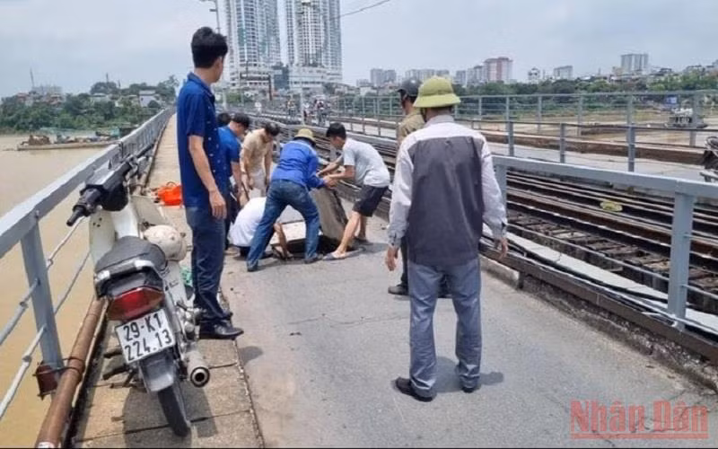 Lực lượng chức năng xử lý khu vực nền bị hư hỏng trên cầu Long Biên vào tháng 5/2022.