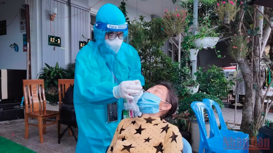 (Ảnh minh họa: Lấy mẫu xét nghiêm tầm soát Covid-19 cho người dân ở thành phố Rạch Giá)