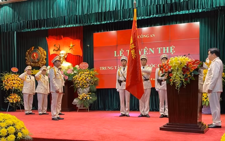 Thượng tá Tô Anh Dũng, Phó Cục trưởng Cục Cảnh sát quản lý hành chính về trật tự xã hội tuyên thệ khi nhận nhiệm vụ kiêm nhiệm chức vụ Giám đốc Trung tâm dữ liệu quốc gia về dân cư. 