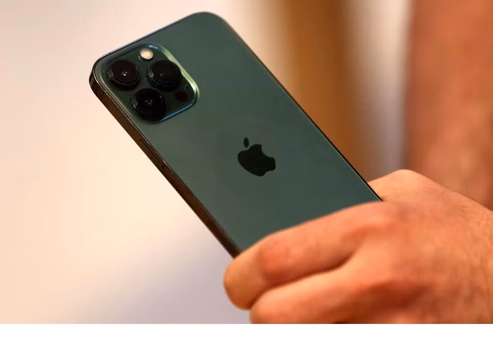 Điện thoại iPhone 13 được bán tại Apple Store ở New York, Mỹ. Ảnh: Reuters