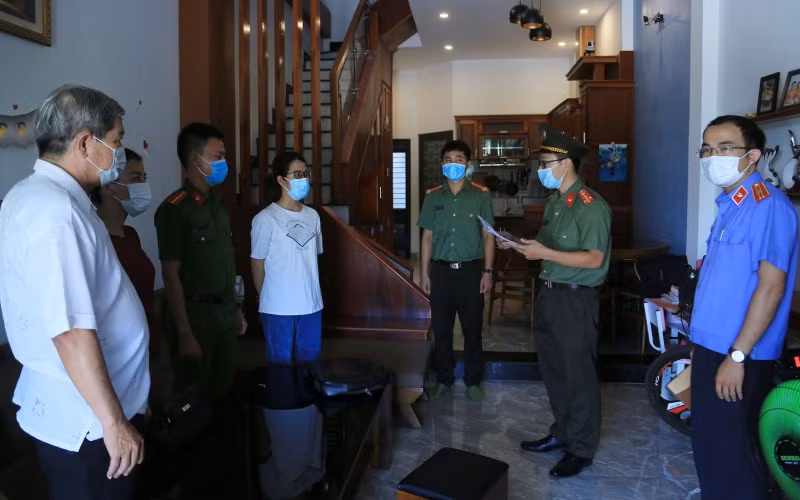 Lực lượng chức năng Đà Nẵng tổng đạt quyết định khởi tố bị can, bắt tạm giam Lê Thị Thanh Lộc, liên quan vụ án trong đường dây tổ chức cho người khác nhập cảnh trái phép tại Đà Nẵng, tháng 6/2021. (Ảnh minh họa)