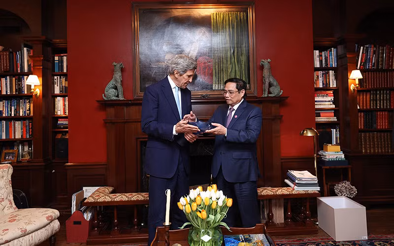 Thủ tướng Phạm Minh Chính và Đặc phái viên của Tổng thống Hoa Kỳ về Khí hậu John Kerry. Ảnh: Dương Giang