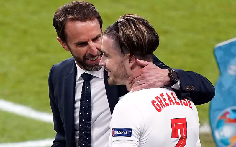 HLV Gareth Southgate và Jack Grealish sau trận đấu với Đan Mạch. (Ảnh: ExpressAndStar) 