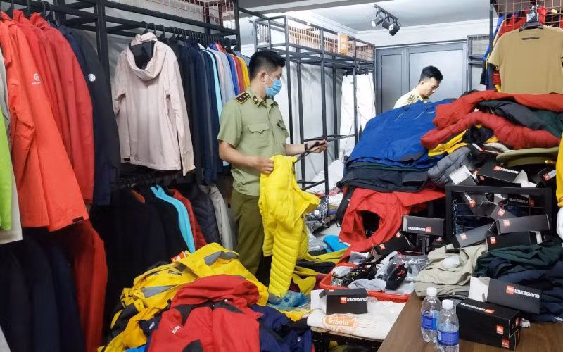 Lực lượng Quản lý thị trường kiểm tra tại một cửa hàng.