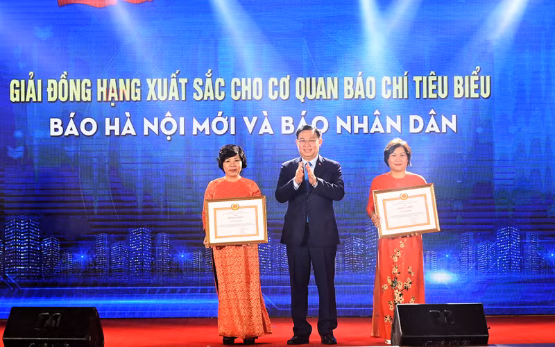 Đồng chí Vương Đình Huệ, Ủy viên Bộ Chính trị, Bí thư Thành ủy trao Giải đồng hạng xuất sắc cho Báo Nhân Dân và Báo Hà Nội mới.