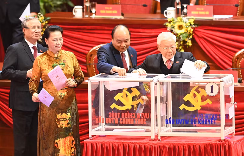 Tổng Bí thư, Chủ tịch nước Nguyễn Phú Trọng, Thủ tướng Nguyễn Xuân Phúc, Chủ tịch Quốc hội Nguyễn Thị Kim Ngân, Thường trực Ban Bí thư Trần Quốc Vượng bỏ phiếu bầu Ban Chấp hành Trung ương Đảng khóa XIII. (Ảnh: TRỌNG HẢI)