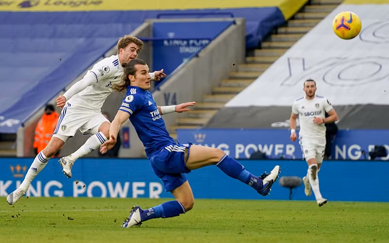 Pha ghi bàn đẹp mắt của Bamford (Leicester, áo trắng bên trái).