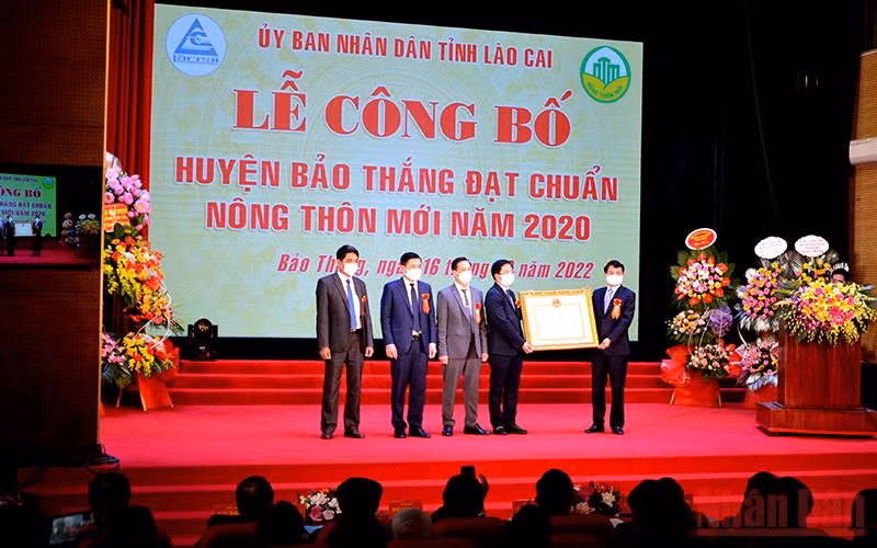 Bí thư Tỉnh ủy Lào Cai Đặng Xuân Phong trao Bằng công nhận đạt chuẩn nông thôn mới năm 2020 cho Đảng bộ, chính quyền và nhân dân huyện Bảo Thắng.