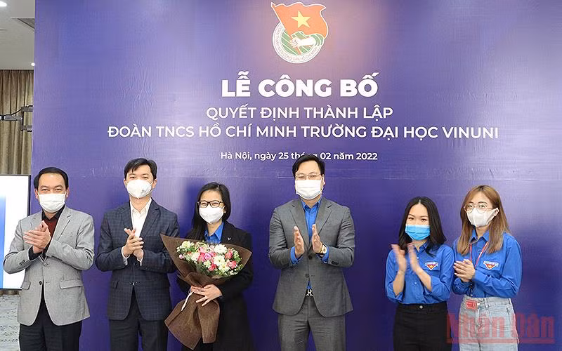 Bí thư Trung ương Đoàn, Chủ tịch Trung ương Hội Sinh viên Việt Nam Nguyễn Minh Triết (thứ 2 từ trái sang trong ảnh) cùng đại diện các cơ quan, đoàn thể, đơn vị liên quan chúc mừng sự ra đời của Đoàn thanh niên Trường Đại học VinUni. 