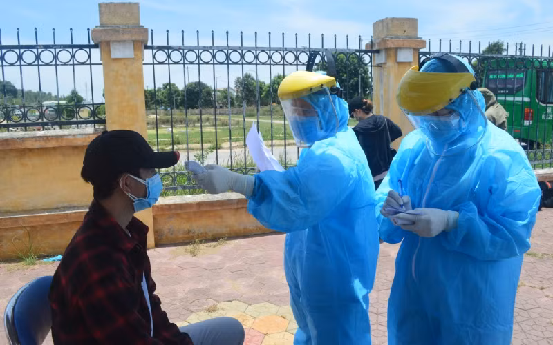 Đo thân nhiệt, tìm hiểu lịch trình đi lại của công dân Quảng Ngãi trở về từ Đà Nẵng.