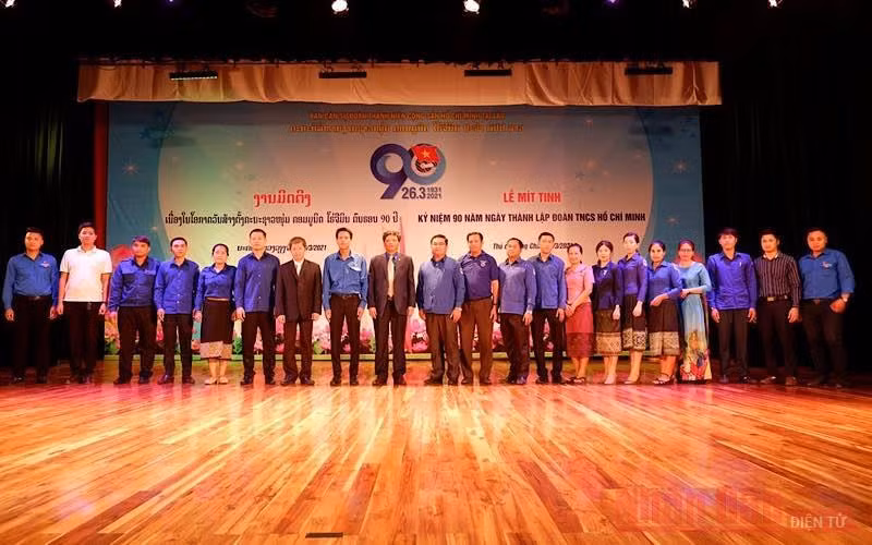 Đồng chí Lê Nho Thạnh, đồng chí Trần Đại Thắng và các đại biểu Lào cùng Ban Cán sự Đoàn TNCS HCM tại lễ mít-tinh.