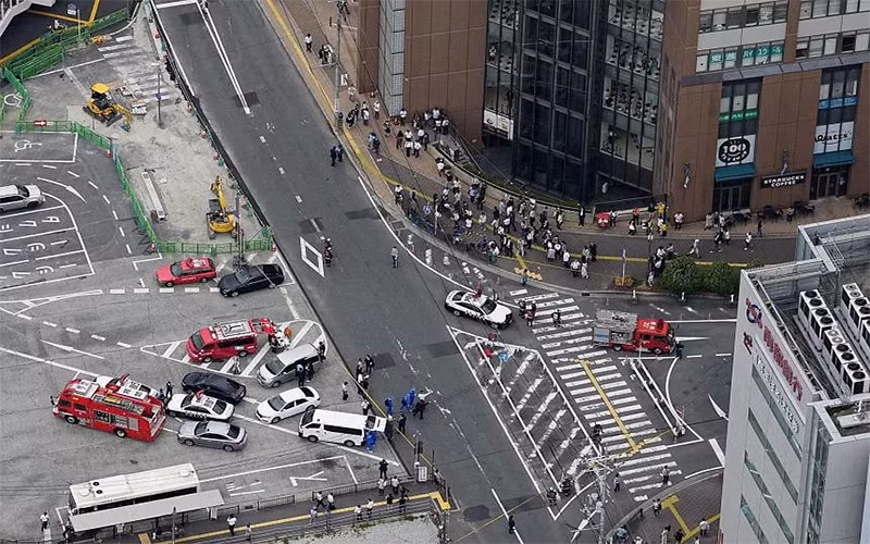 Cảnh sát và xe cứu thương tại hiện trường ông Abe bị bắn. (Ảnh: Reuters/Kyodo)