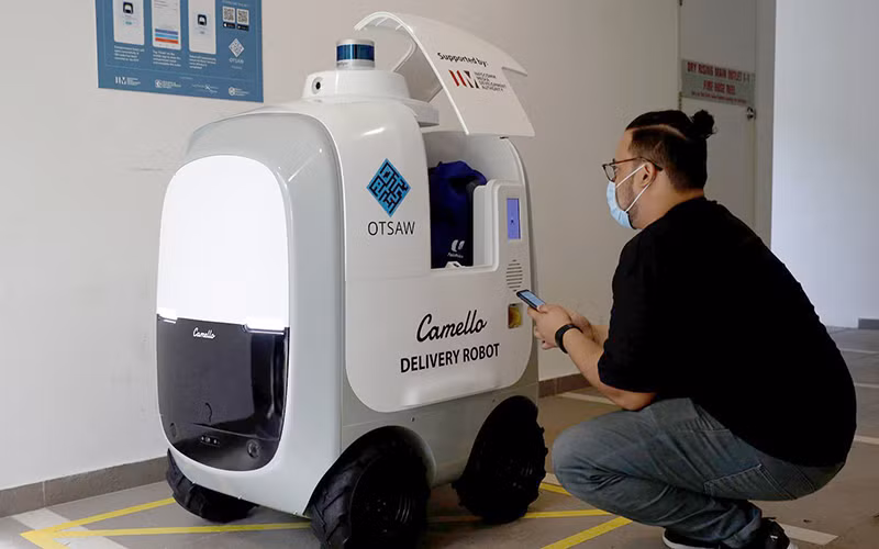 Sau mỗi chuyến giao hàng các robot này đều được khử trùng bằng tia cực tím. (Ảnh: Reuters)