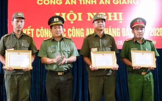 Khen thưởng ba chiến sĩ công an dũng cảm cứu người