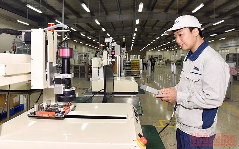 Sản xuất thiết bị tự động tại Khu công nghiệp Nam Thăng Long, Hà Nội. (Ảnh THU HÀ)