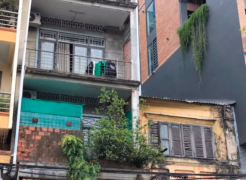 Khu tập thể số 5 Nguyễn Thái Học thuộc mức độ nguy hiểm cấp D, ảnh chụp chiều 10/6.