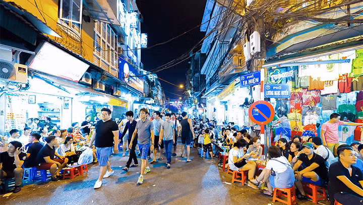 Mỗi dịp cuối tuần, khu vực phố cổ thường tập trung rất nhiều du khách tới vui chơi, giải trí.