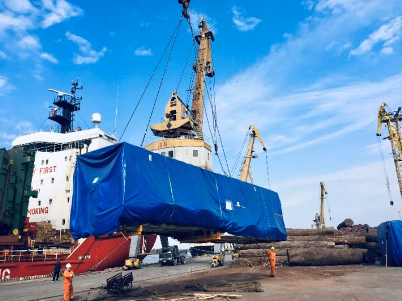 Các bộ phận của máy đào hầm “Táo bạo” đang được đưa xuống tại cảng Hải Phòng.