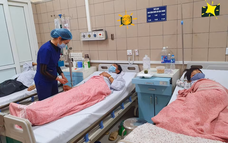 Cả gia đình nhập viện vì ngộ độc nấm -0