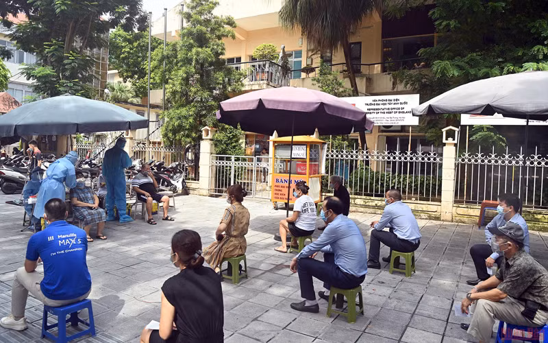 Xét nghiệm Covid-19 cho người dân Hà Nội. (Ảnh: DUY LINH)
