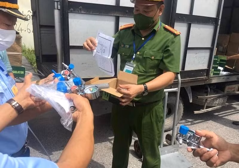 Van thở ô-xy không có hóa đơn chứng từ, không có giấy tờ chứng minh xuất xứ bị phát hiện và thu giữ. (Ảnh: Công an TP Hà Nội)