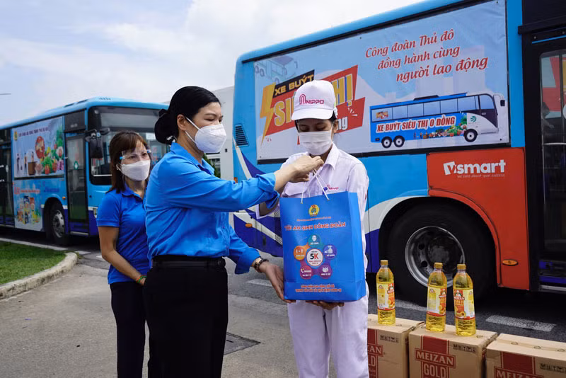 Liên đoàn lao động thành phố trao tặng 1.000 “Túi an sinh công đoàn” hỗ trợ đoàn viên, người lao động có hoàn cảnh khó khăn.