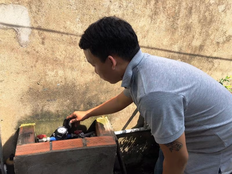 Sau khi chỉ số nước tăng bất thường, gia đình ông Hưởng liên tục kiểm tra đồng hồ.
