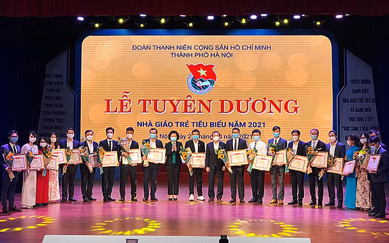 Đại diện các ban, sở, ngành Thủ đô trao danh hiệu “Nhà giáo trẻ tiêu biểu” tặng các thầy, cô giáo có thành tích xuất sắc.