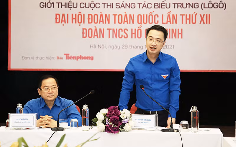 Đồng chí Nguyễn Tường Lâm, Bí thư Trung ương Đoàn (bên phải trong ảnh) cung cấp thông tin về cuộc thi. 