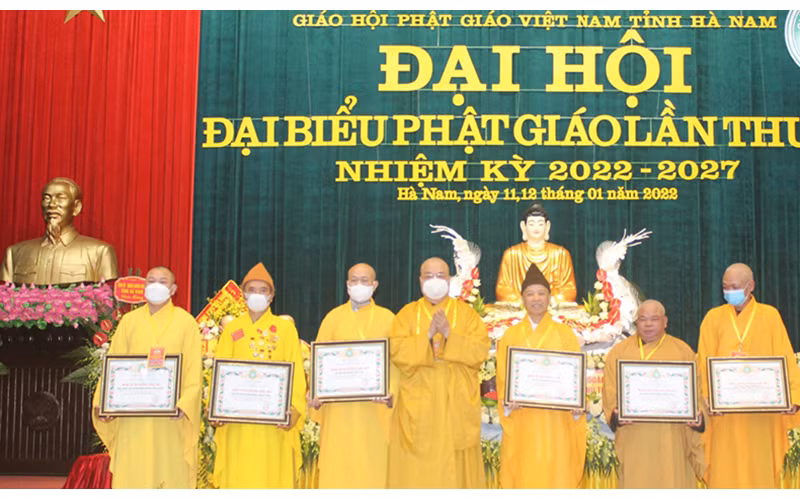 Các tập thể có nhiều công đức đối với đạo pháp dân tộc được Trung ương Giáo hội Phật giáo Việt Nam trao tặng Bằng tuyên dương công đức.