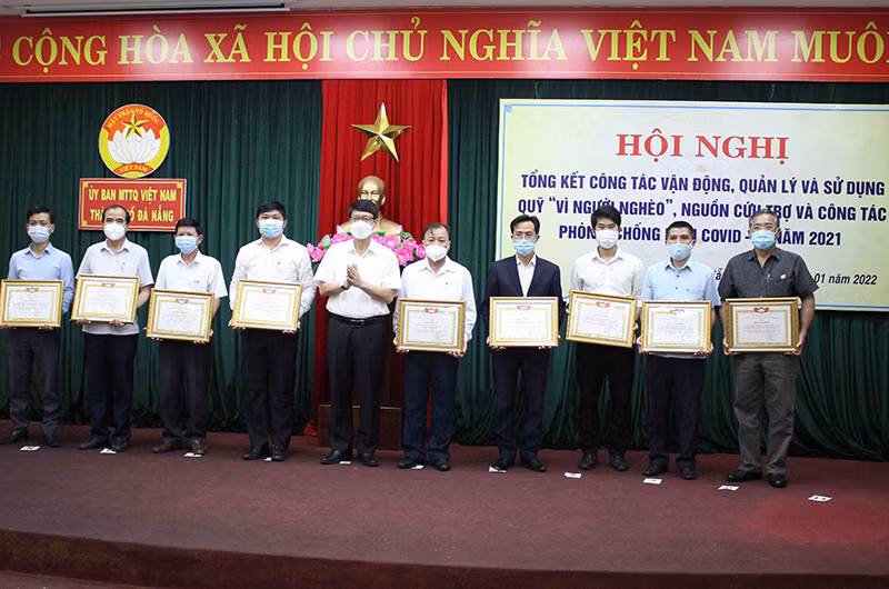 Khen thưởng các đơn vị thực hiện tốt công tác vận động Quỹ “Vì người nghèo”.