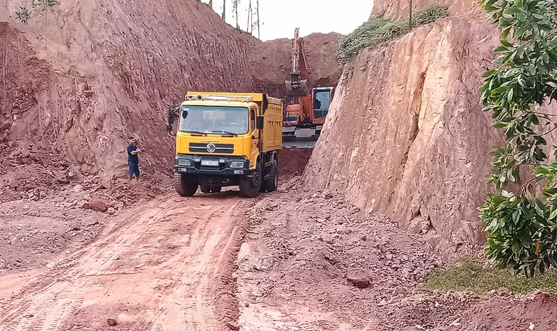 Đồi, núi ở xã Tân Hòa, huyện Phú Bình bị khai thác trái phép làm vật liệu san lấp,