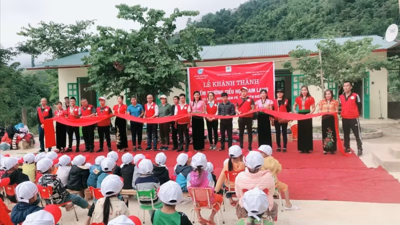 Đại diện đơn vị tài trợ và Ban Giám hiệu Trường PTDT Bán trú Tiểu học số 2 Nà Hỳ cắt băng khánh thành đưa vào sử dụng phòng học mới.