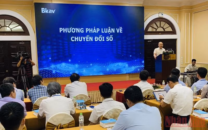 Chủ tịch Tập đoàn BKAV Nguyễn Tử Quảng giới thiệu quan điểm mới về chuyển đổi số tại hội thảo.