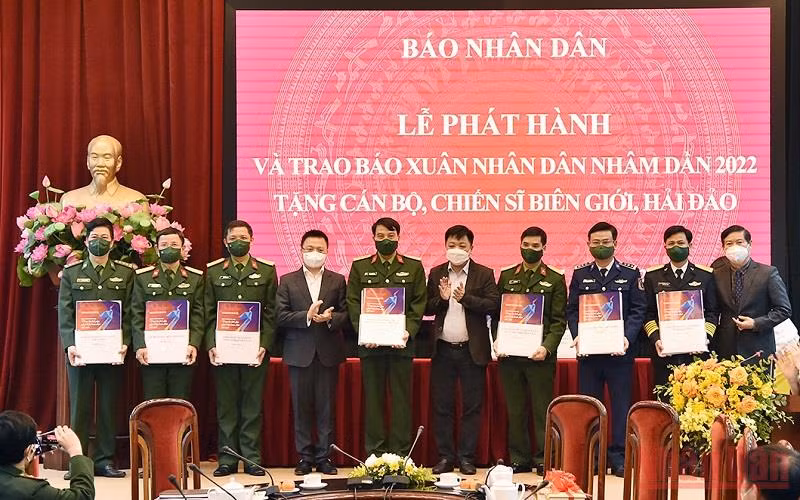 Trao sách quý và Báo Nhân Dân Xuân Nhâm Dần tặng chiến sĩ nơi biên giới, hải đảo -0