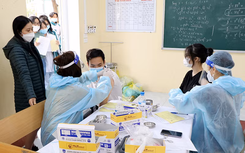Tiêm vaccine phòng Covid-19 cho học sinh ở Phú Thọ.