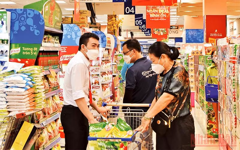Người dân mua sắm hàng hóa thiết yếu tại Siêu thị Co.opmart. (Ảnh: HOÀNG LIÊM)