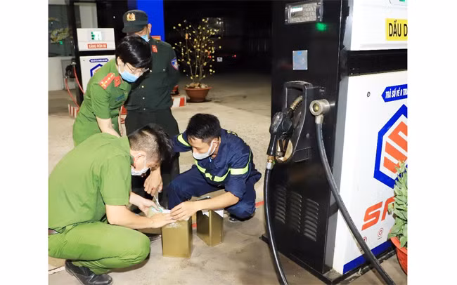 Lực lượng Công an khám xét một cây xăng trong chuyên án.