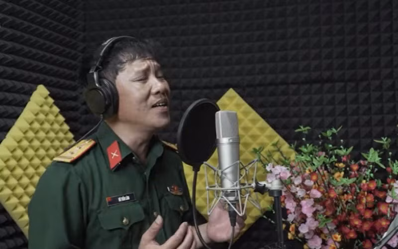 NSƯT Tiến Lâm thể hiện ca khúc Tiếng gọi Việt Nam.