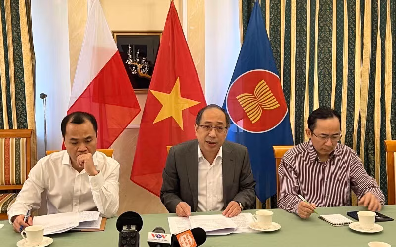 Tại buổi họp báo chiều 6/3, Đại sứ Nguyễn Hùng cho biết, bảo hộ công dân là nhiệm vụ trọng tâm hàng đầu nhằm bảo đảm an toàn cho bà con sơ tán từ Ukraine sang Ba Lan.