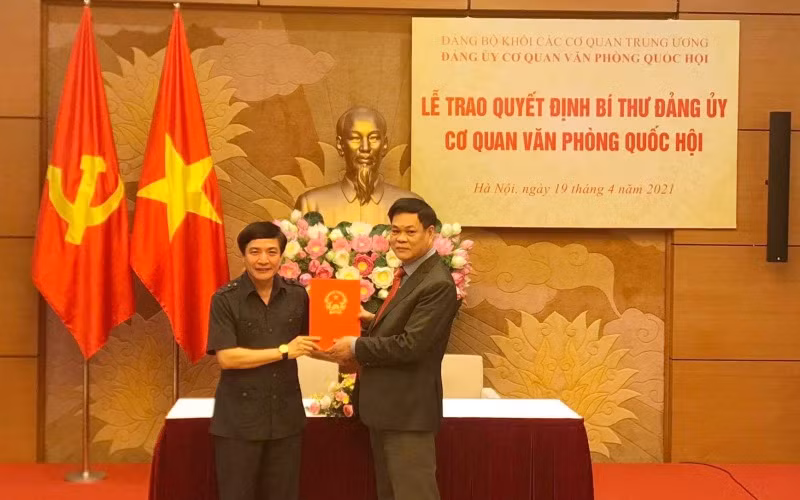 Đồng chí Bùi Văn Cường (bên trái) giữ chức Bí thư Đảng ủy cơ quan Văn phòng QH nhiệm kỳ 2020-2025.