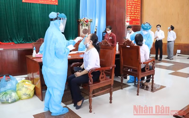 Tập trung lấy mẫu xét nghiệm truy vết tại nhiều địa phương có ca dương tính với Covid-19.