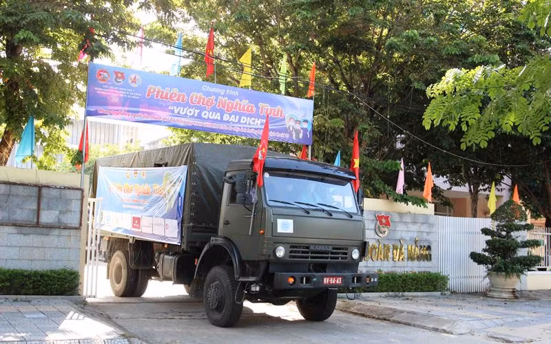 “Phiên chợ nghĩa tình” đến với 1.400 gia đình khó khăn -0