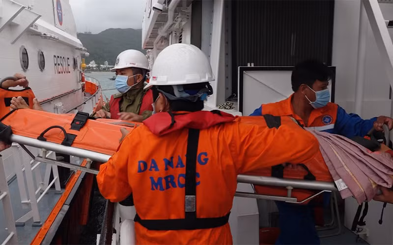 Ngư dân gặp nạn được cứu kip thời. (Ảnh: Trung tâm II)