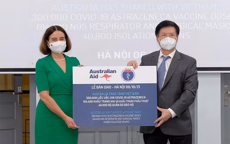 Đại sứ Australia tại Việt Nam Robyn Mudie và Thứ trưởng Y tế Trương Quốc Cường tại lễ bàn giao.
