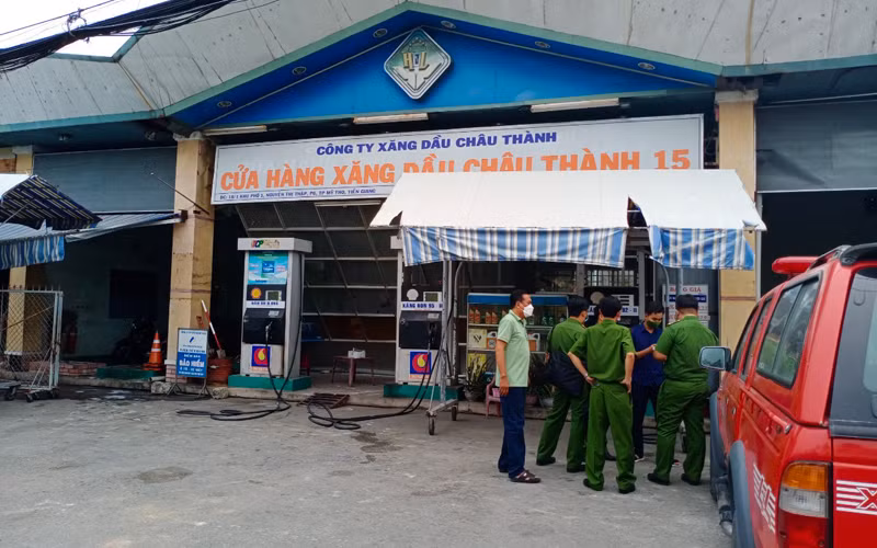 Lực lượng công an có mặt tại hiện trường để hỗ trợ chữa cháy và điều tra vụ việc. 