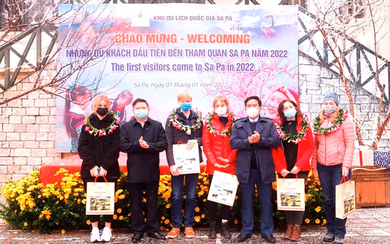 Chủ tịch thị xã Sa Pa Vương Trinh Quốc chào đón, tặng hoa và quà cho du khách đến từ Ukraina trong ngày đầu năm mới 2022.